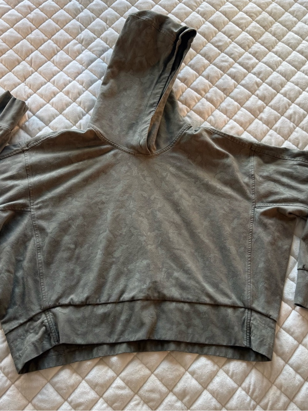Athleta Farallon Olive Green Camo Cropped Hoodie Pullover Sweatshirt Size Large